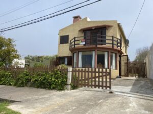 zweistöckiges Haus strandnah mit Einliegerwohnung